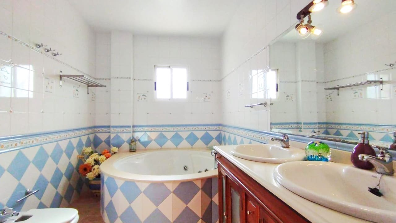 6 soveværelse Villa til salg i Torrevieja med swimmingpool garage - € 539.000 (Ref: 9797890)