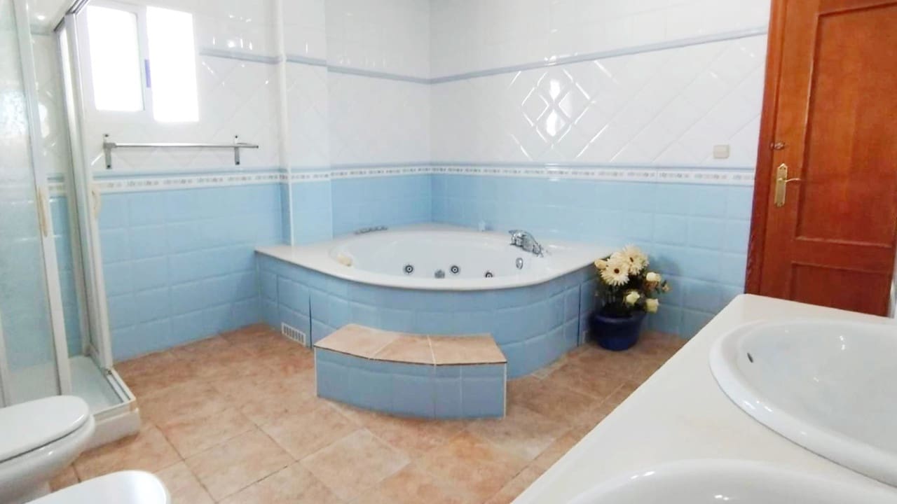 6 soveværelse Villa til salg i Torrevieja med swimmingpool garage - € 539.000 (Ref: 9797890)