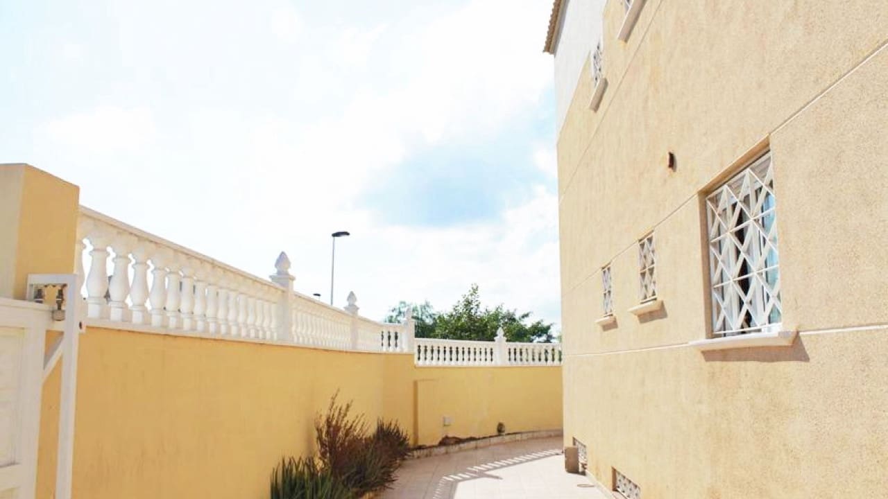 6 soveværelse Villa til salg i Torrevieja med swimmingpool garage - € 539.000 (Ref: 9797890)