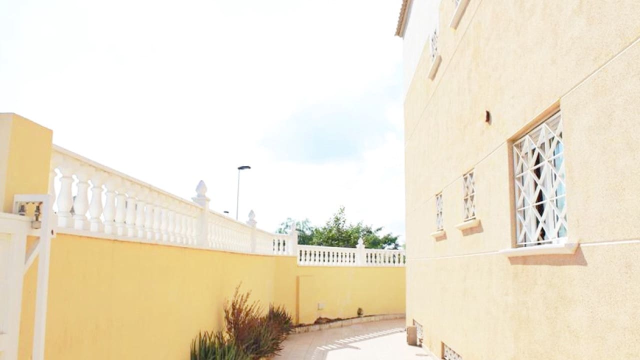 6 soveværelse Villa til salg i Torrevieja med swimmingpool garage - € 539.000 (Ref: 9797890)