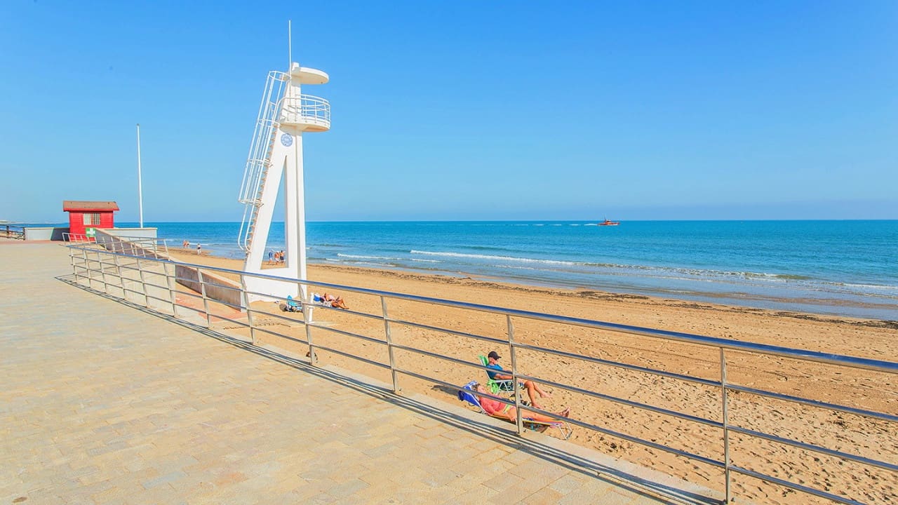 5 sypialnia Willa na sprzedaż w Torrevieja z basenem garażem - 1 170 000 € (Ref: 9797891)