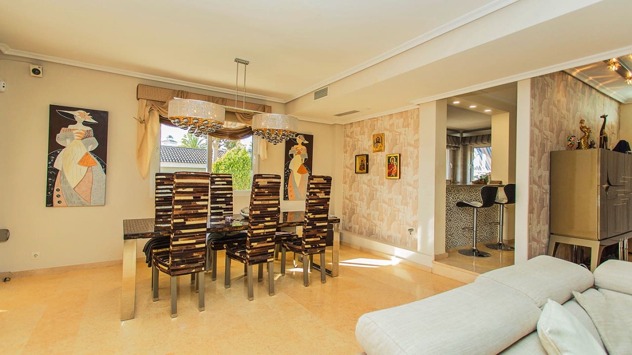 5 sypialnia Willa na sprzedaż w Torrevieja z basenem garażem - 1 170 000 € (Ref: 9797891)