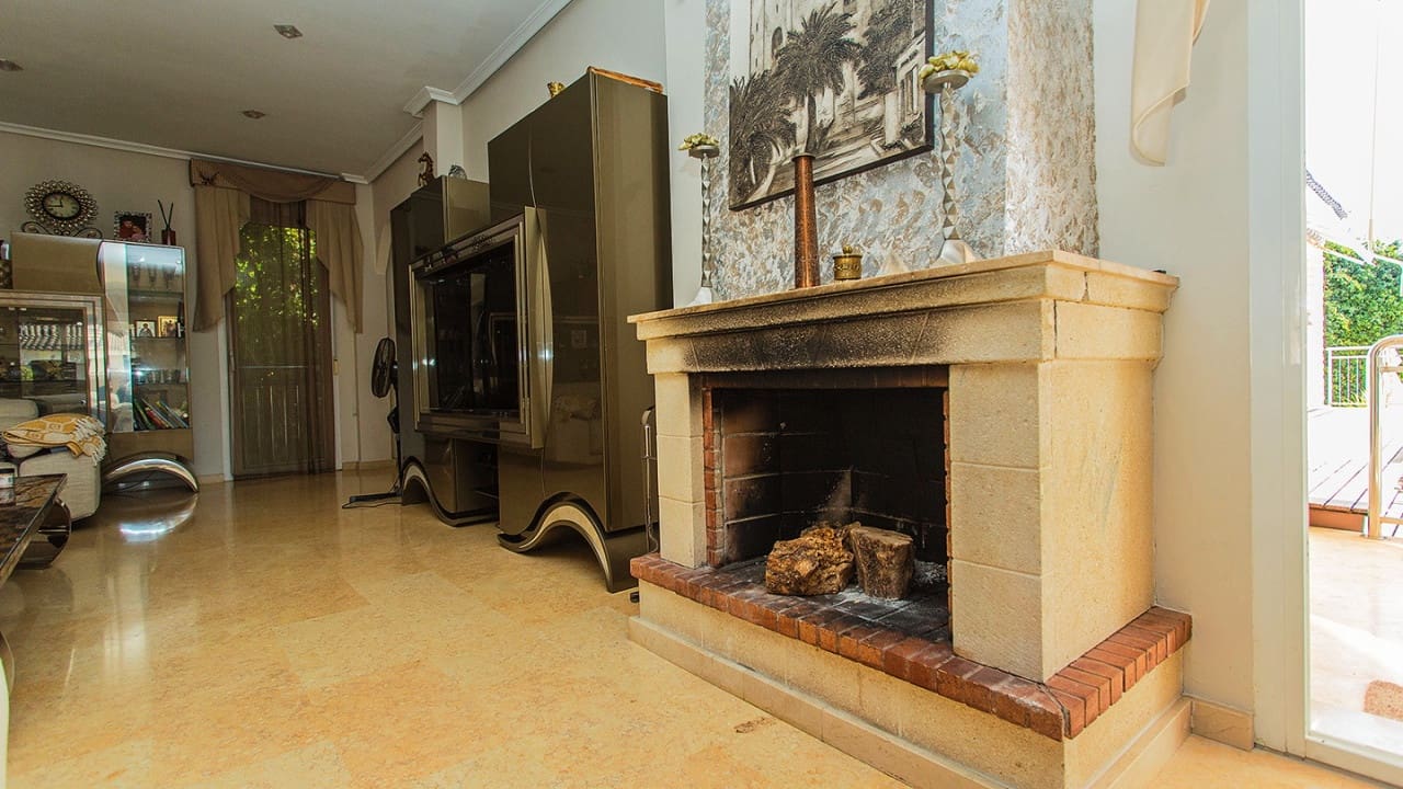 5 sypialnia Willa na sprzedaż w Torrevieja z basenem garażem - 1 170 000 € (Ref: 9797891)