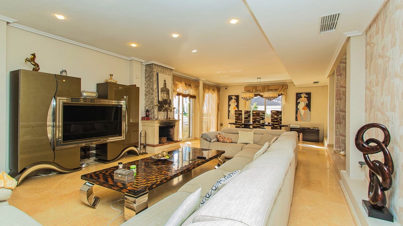 5 sypialnia Willa na sprzedaż w Torrevieja z basenem garażem - 1 170 000 € (Ref: 9797891)