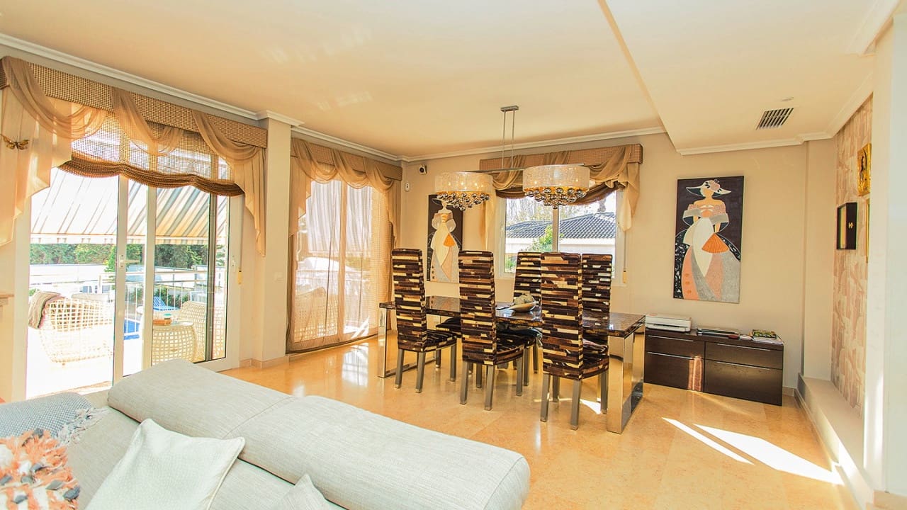 5 sypialnia Willa na sprzedaż w Torrevieja z basenem garażem - 1 170 000 € (Ref: 9797891)