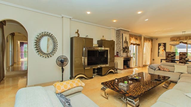 5 makuuhuone Huvila myytävänä paikassa Cañada del Molino, Torrevieja mukana uima-altaan 
autotalli - 1 170 000 € (Ref: 9797891)