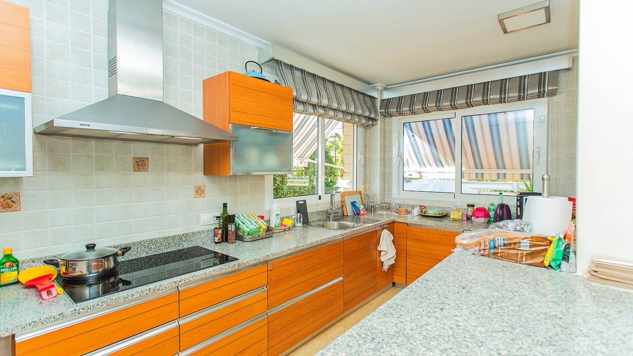 5 sypialnia Willa na sprzedaż w Torrevieja z basenem garażem - 1 170 000 € (Ref: 9797891)