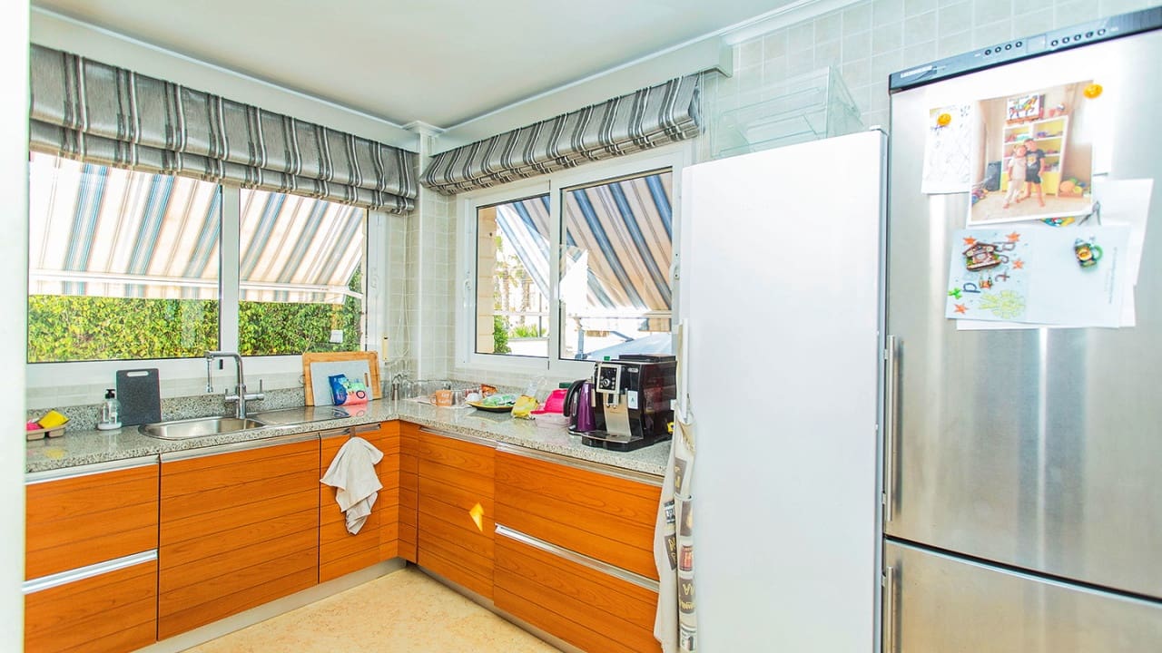 5 sypialnia Willa na sprzedaż w Torrevieja z basenem garażem - 1 170 000 € (Ref: 9797891)