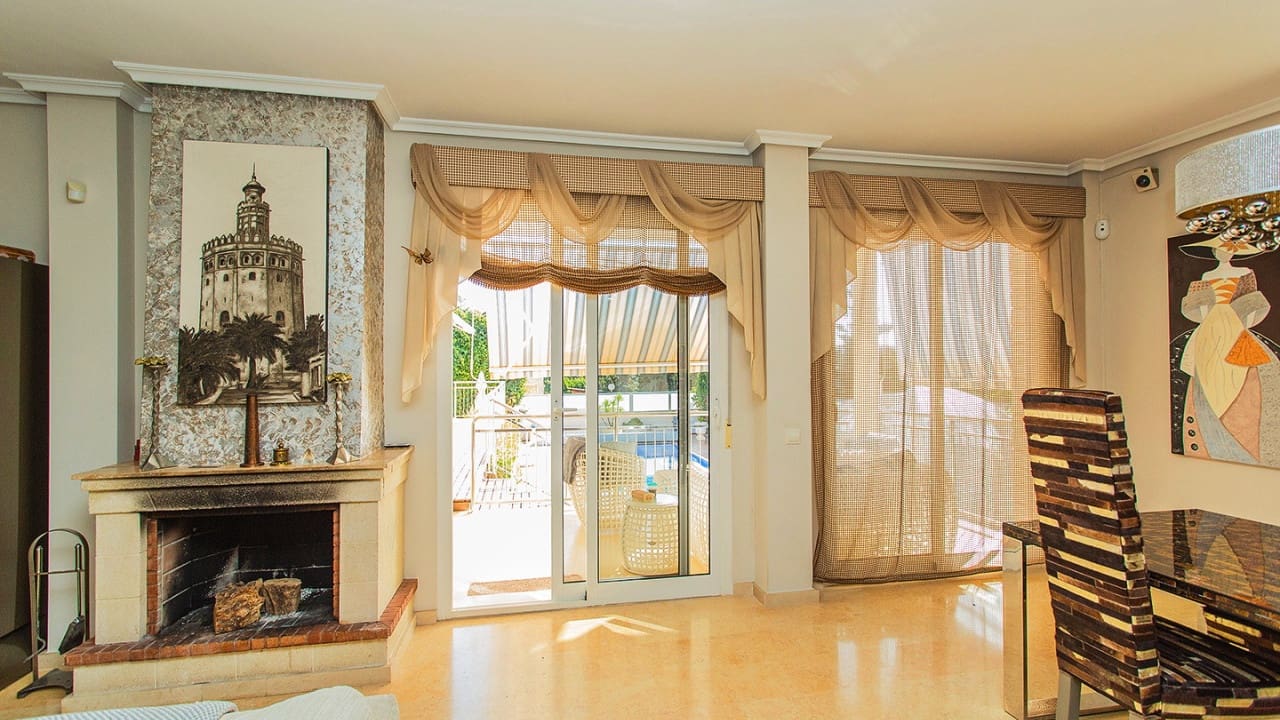 5 sypialnia Willa na sprzedaż w Torrevieja z basenem garażem - 1 170 000 € (Ref: 9797891)