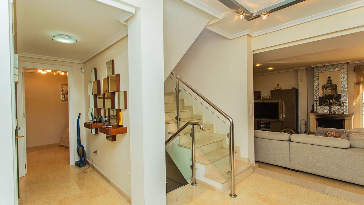 5 sypialnia Willa na sprzedaż w Torrevieja z basenem garażem - 1 170 000 € (Ref: 9797891)