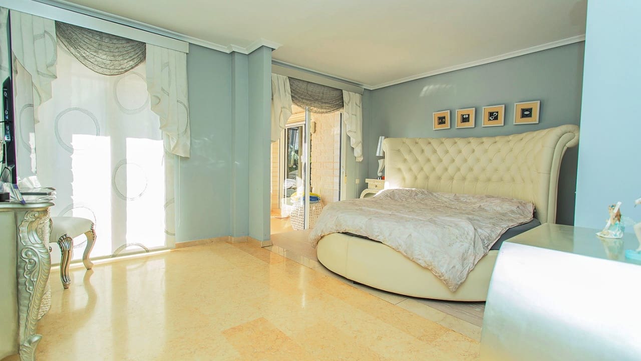 5 sypialnia Willa na sprzedaż w Torrevieja z basenem garażem - 1 170 000 € (Ref: 9797891)