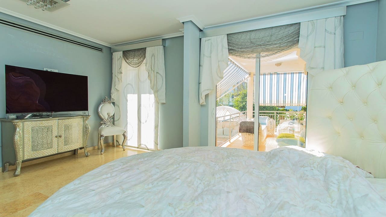 5 sypialnia Willa na sprzedaż w Torrevieja z basenem garażem - 1 170 000 € (Ref: 9797891)