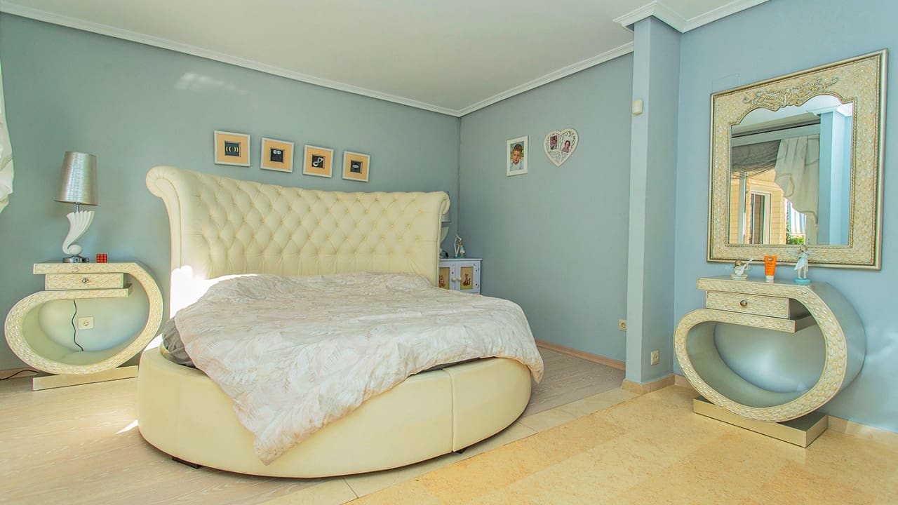 5 sypialnia Willa na sprzedaż w Torrevieja z basenem garażem - 1 170 000 € (Ref: 9797891)