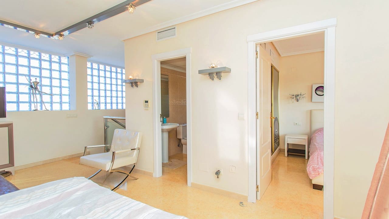 5 sypialnia Willa na sprzedaż w Torrevieja z basenem garażem - 1 170 000 € (Ref: 9797891)