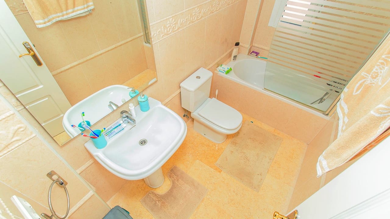 5 sypialnia Willa na sprzedaż w Torrevieja z basenem garażem - 1 170 000 € (Ref: 9797891)