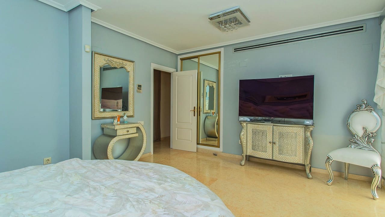 5 sypialnia Willa na sprzedaż w Torrevieja z basenem garażem - 1 170 000 € (Ref: 9797891)