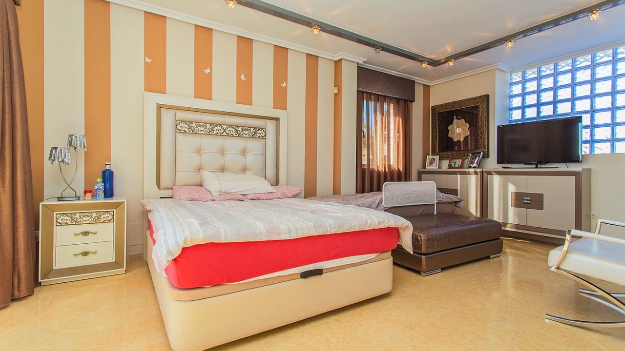 5 sypialnia Willa na sprzedaż w Torrevieja z basenem garażem - 1 170 000 € (Ref: 9797891)