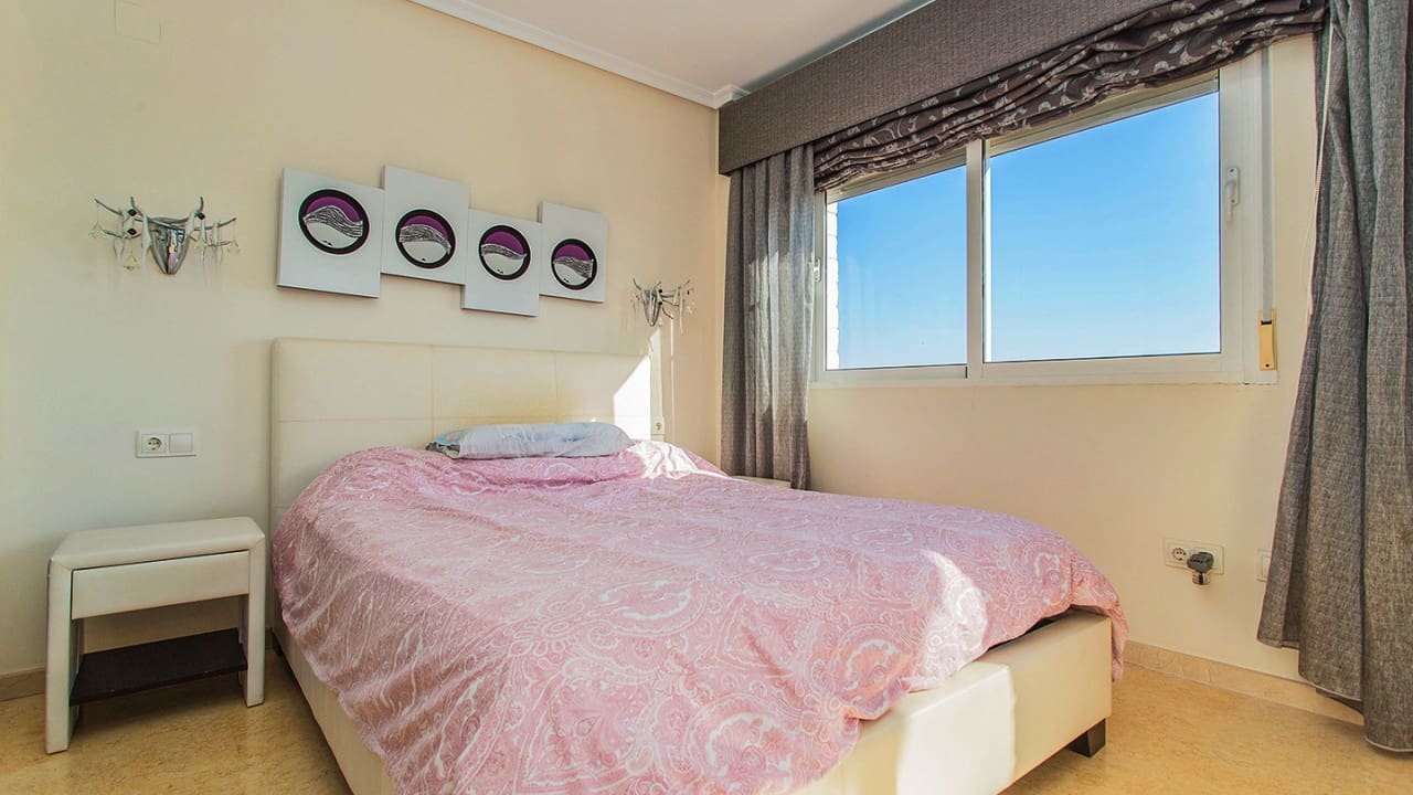 5 sypialnia Willa na sprzedaż w Torrevieja z basenem garażem - 1 170 000 € (Ref: 9797891)