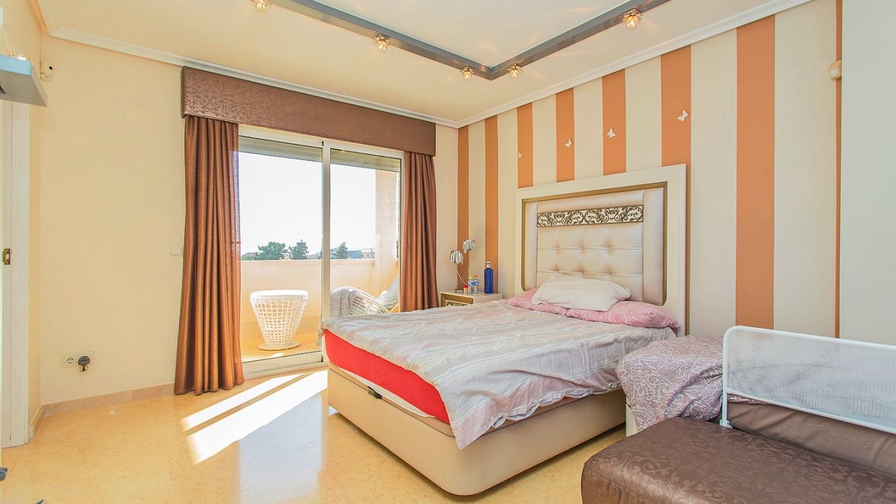 5 sypialnia Willa na sprzedaż w Torrevieja z basenem garażem - 1 170 000 € (Ref: 9797891)