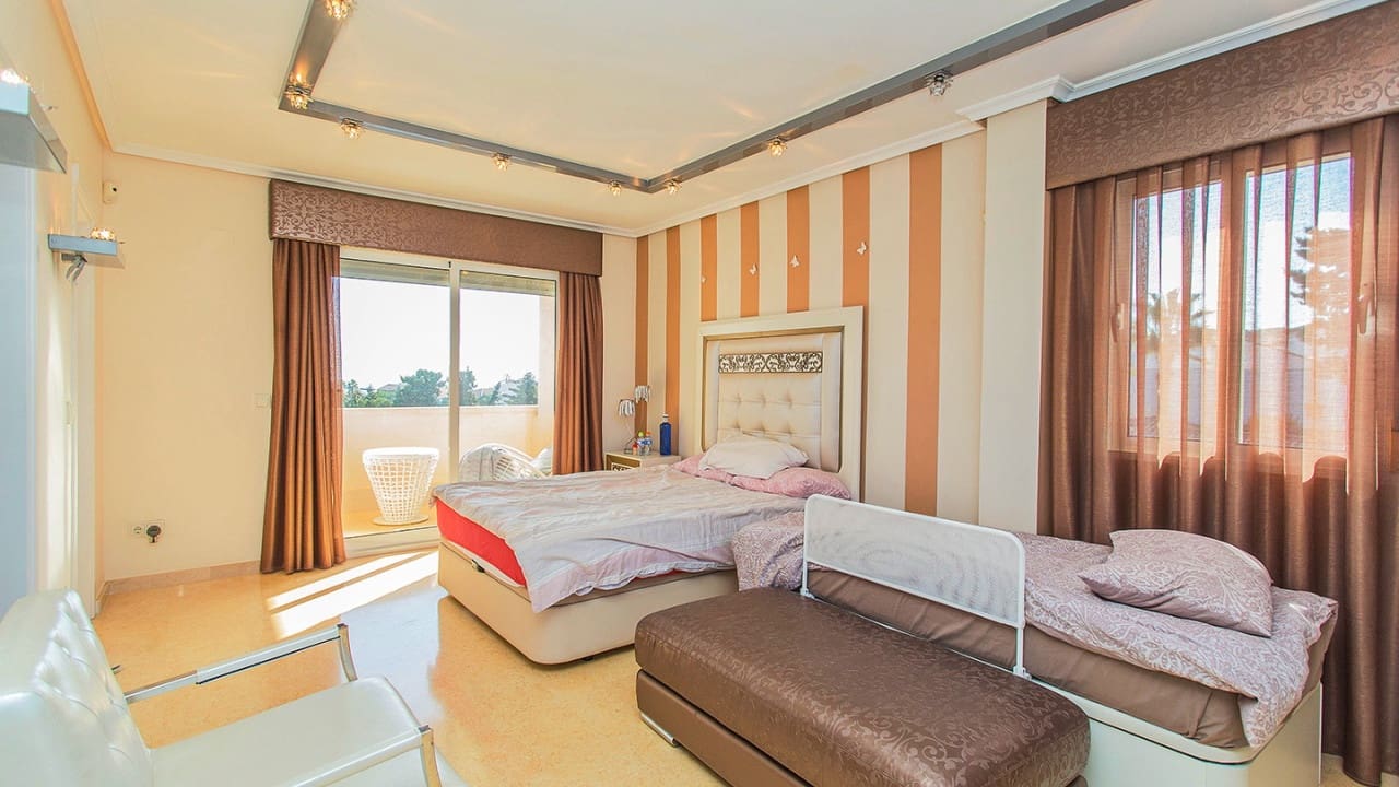 5 sypialnia Willa na sprzedaż w Torrevieja z basenem garażem - 1 170 000 € (Ref: 9797891)