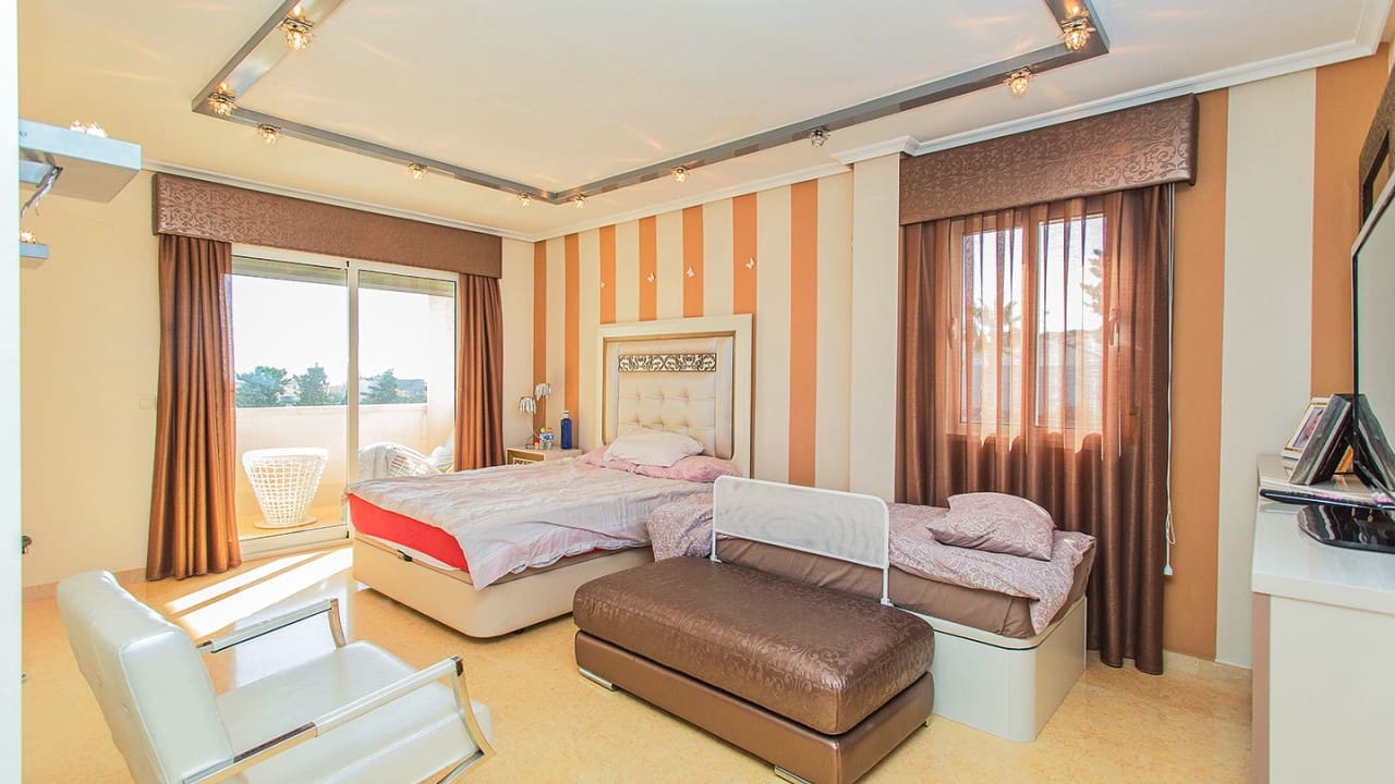 5 sypialnia Willa na sprzedaż w Torrevieja z basenem garażem - 1 170 000 € (Ref: 9797891)