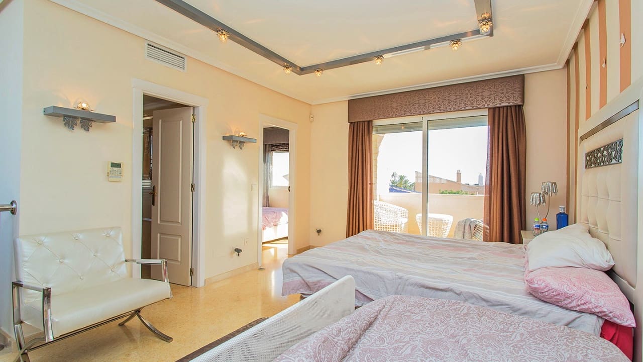 5 sypialnia Willa na sprzedaż w Torrevieja z basenem garażem - 1 170 000 € (Ref: 9797891)