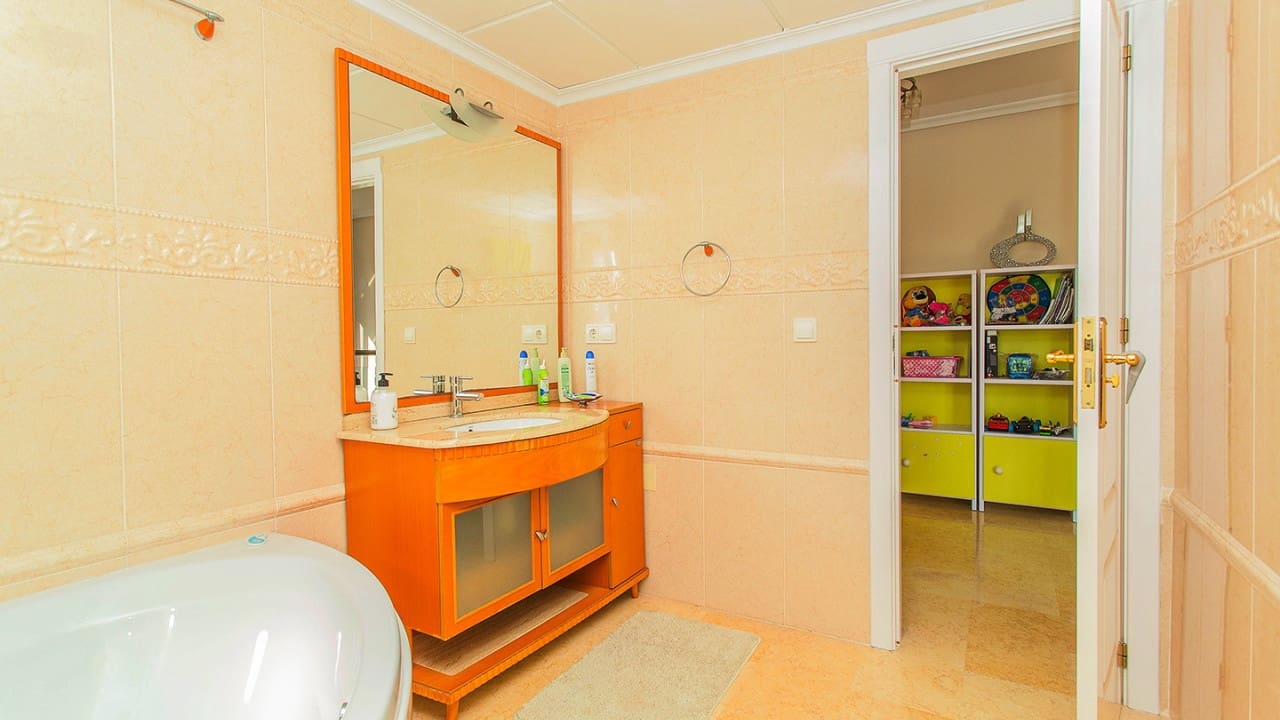 5 sypialnia Willa na sprzedaż w Torrevieja z basenem garażem - 1 170 000 € (Ref: 9797891)