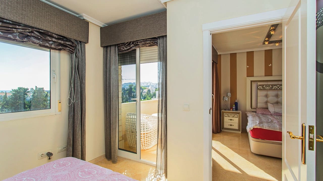 5 sypialnia Willa na sprzedaż w Torrevieja z basenem garażem - 1 170 000 € (Ref: 9797891)