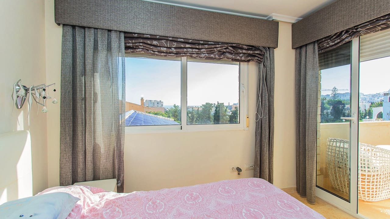 5 sypialnia Willa na sprzedaż w Torrevieja z basenem garażem - 1 170 000 € (Ref: 9797891)