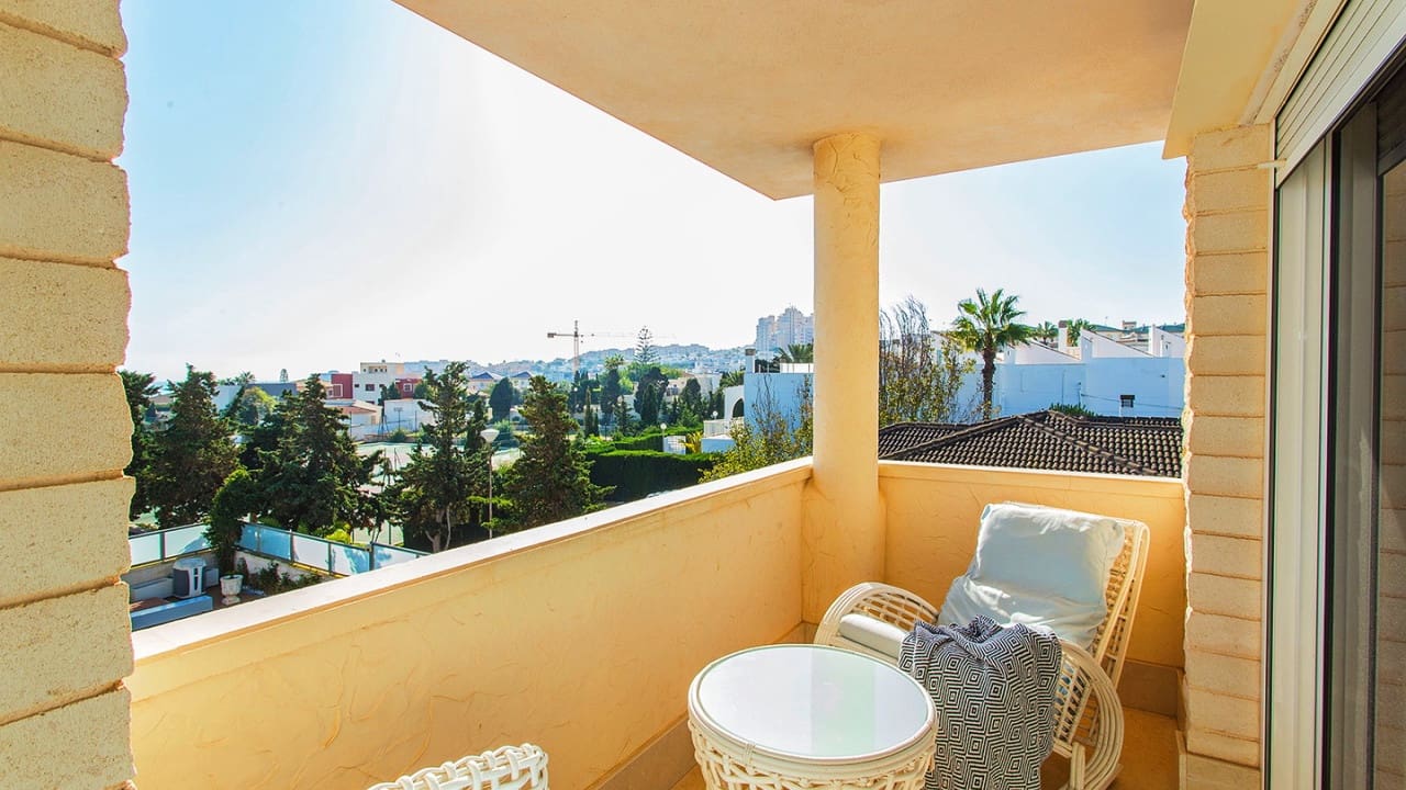 5 sypialnia Willa na sprzedaż w Torrevieja z basenem garażem - 1 170 000 € (Ref: 9797891)