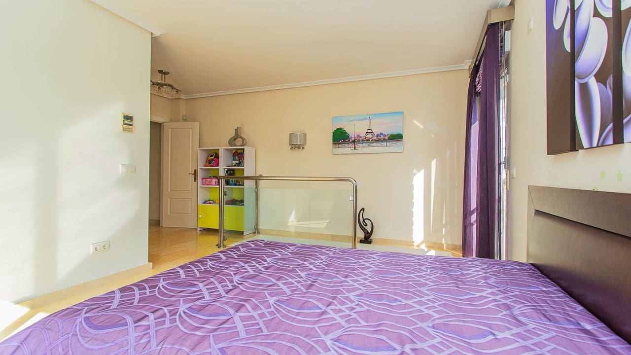 5 sypialnia Willa na sprzedaż w Torrevieja z basenem garażem - 1 170 000 € (Ref: 9797891)