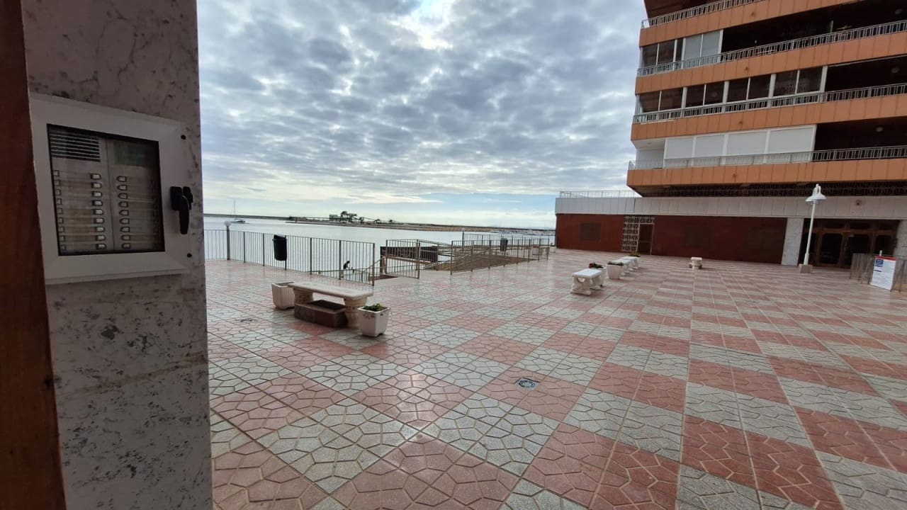 3 makuuhuone Huoneisto myytävänä paikassa Torrevieja mukana uima-altaan - 250 000 € (Ref: 9797897)