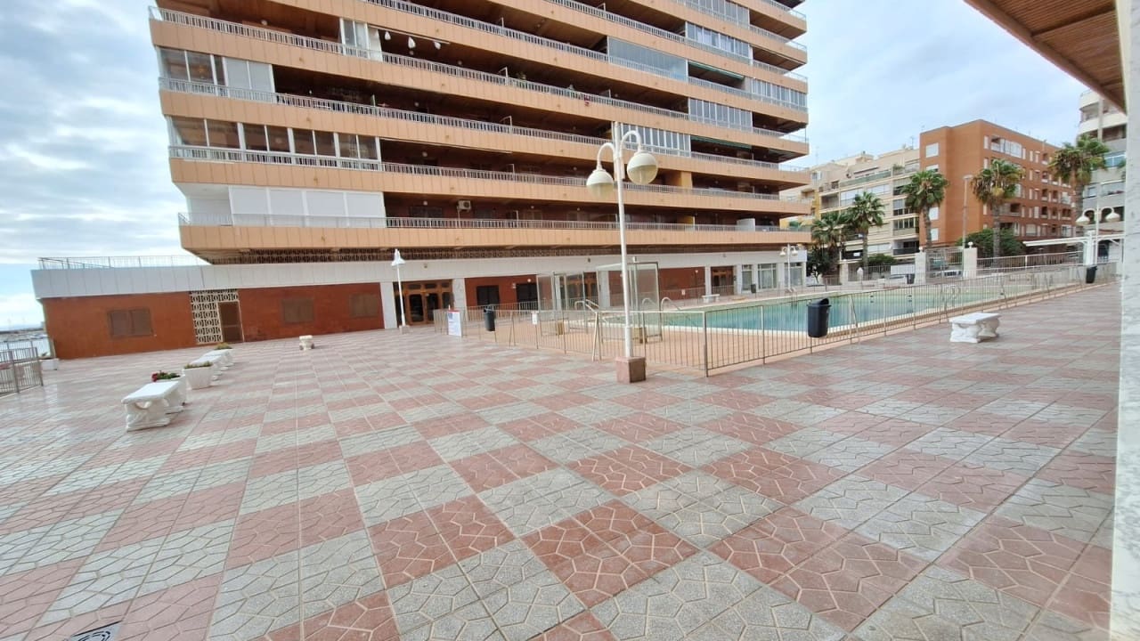 3 makuuhuone Huoneisto myytävänä paikassa Torrevieja mukana uima-altaan - 250 000 € (Ref: 9797897)