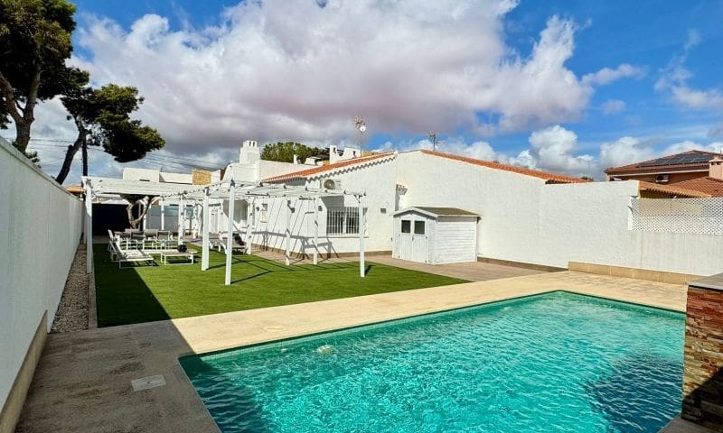 2 Zimmer Villa zu verkaufen in Torrevieja mit Pool - 385.000 € (Ref: 9797924)