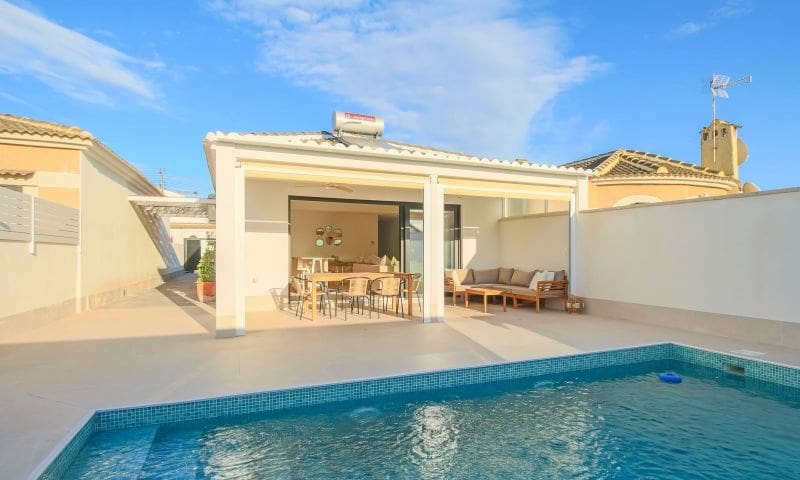 3 soveværelse Villa til salg i Torrevieja med swimmingpool - € 459.000 (Ref: 9797929)