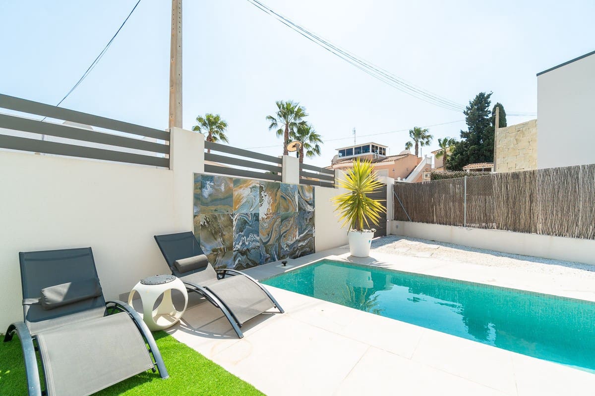 Chalet de 3 habitaciones en Orihuela Costa en venta con piscina - 524.900 € (Ref: 9797947)