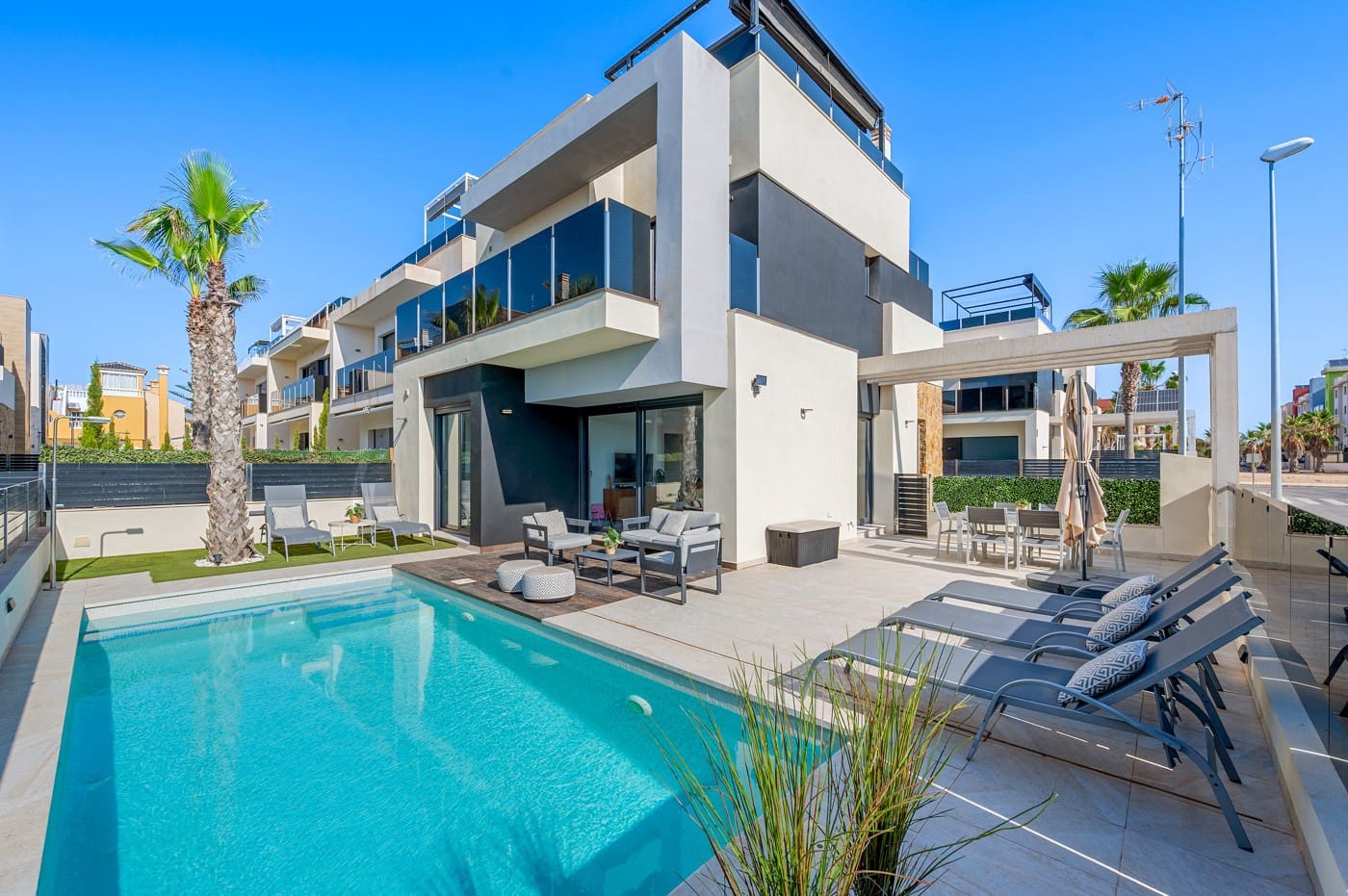 4 makuuhuone Huvila myytävänä paikassa Orihuela Costa mukana uima-altaan - 599 000 € (Ref: 9797965)