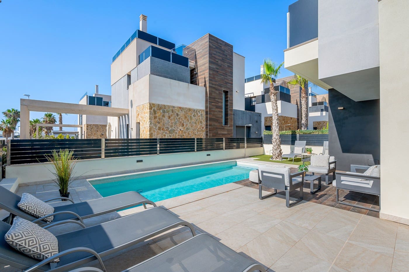 4 makuuhuone Huvila myytävänä paikassa Orihuela Costa mukana uima-altaan - 599 000 € (Ref: 9797965)