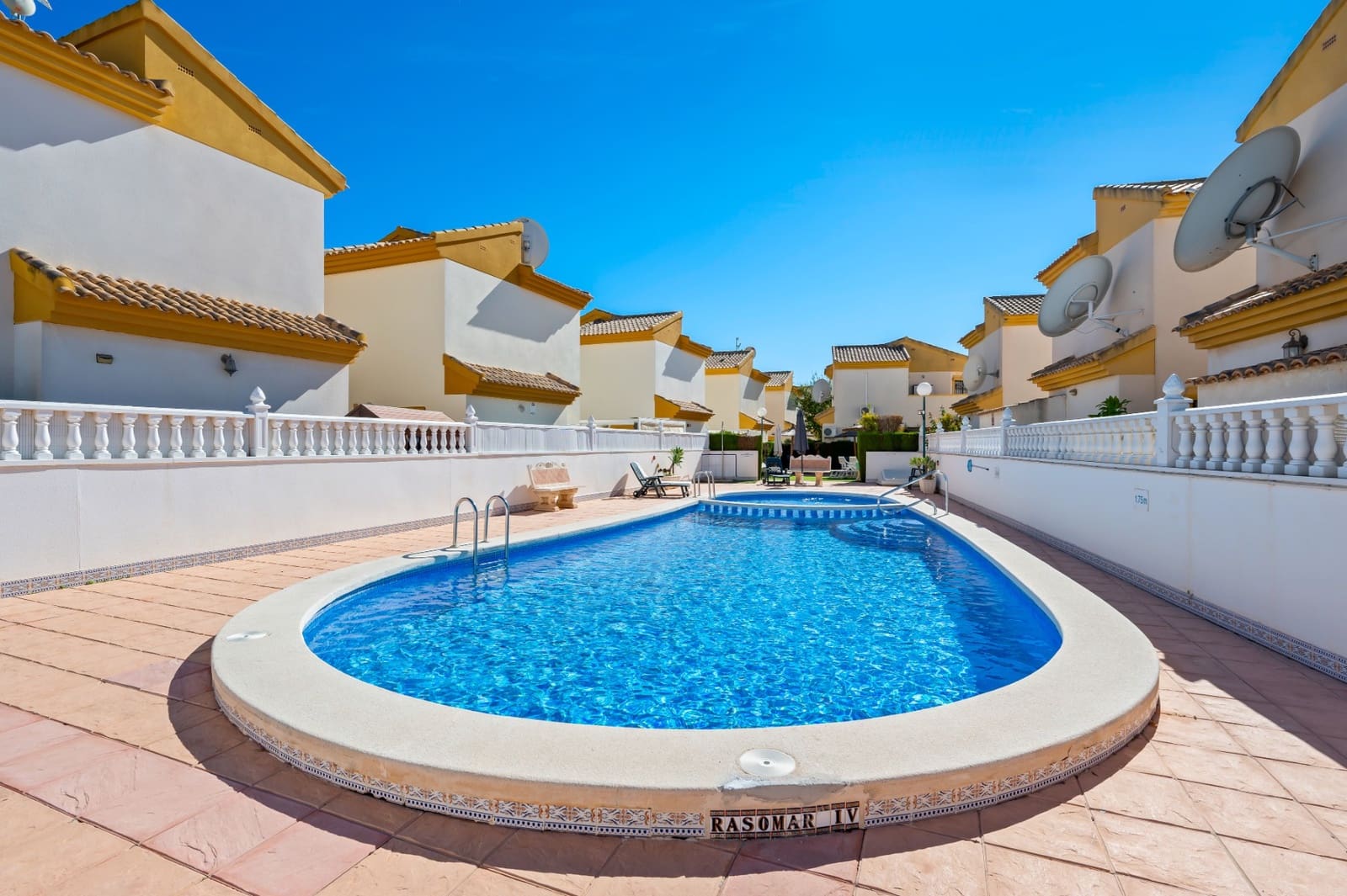 3 sovrum Villa till salu i El Raso med pool - 350 000 € (Ref: 9808339)