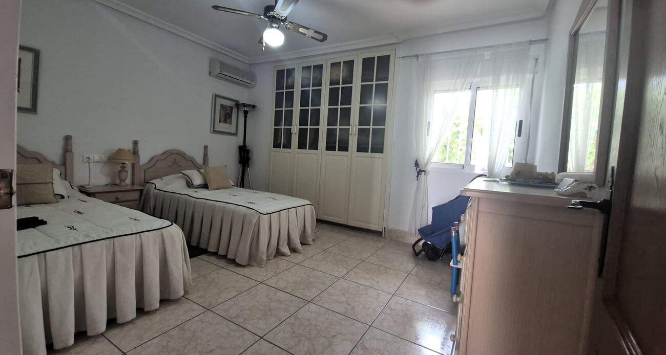 4 soveværelse Villa til salg i Villamartin med swimmingpool garage - € 650.000 (Ref: 9823525)