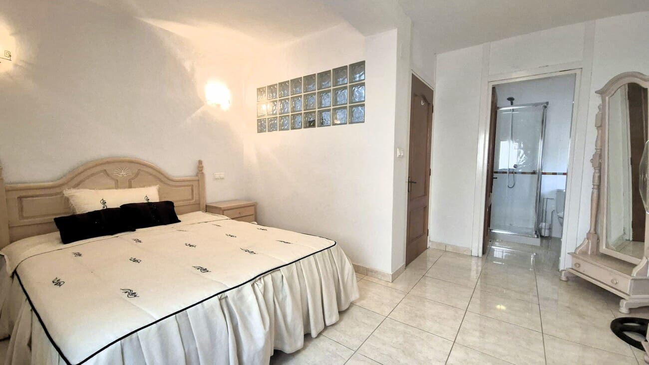4 soveværelse Villa til salg i Villamartin med swimmingpool garage - € 650.000 (Ref: 9823525)