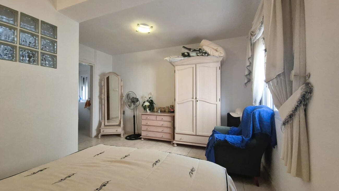 4 soveværelse Villa til salg i Villamartin med swimmingpool garage - € 650.000 (Ref: 9823525)