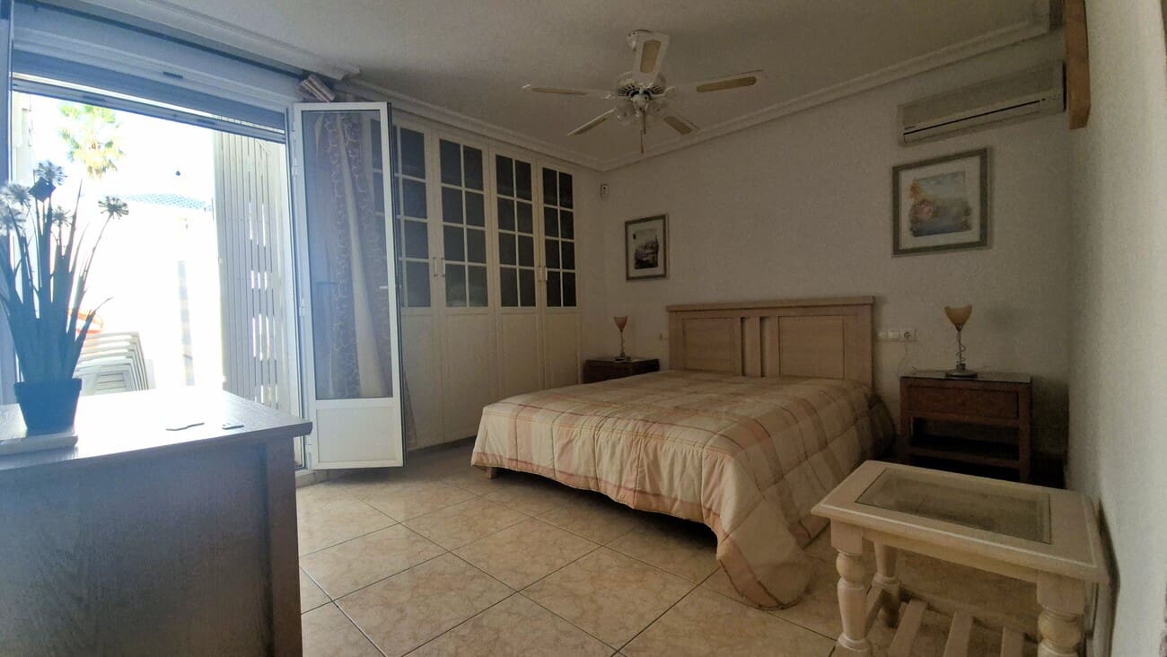 4 soveværelse Villa til salg i Villamartin med swimmingpool garage - € 650.000 (Ref: 9823525)