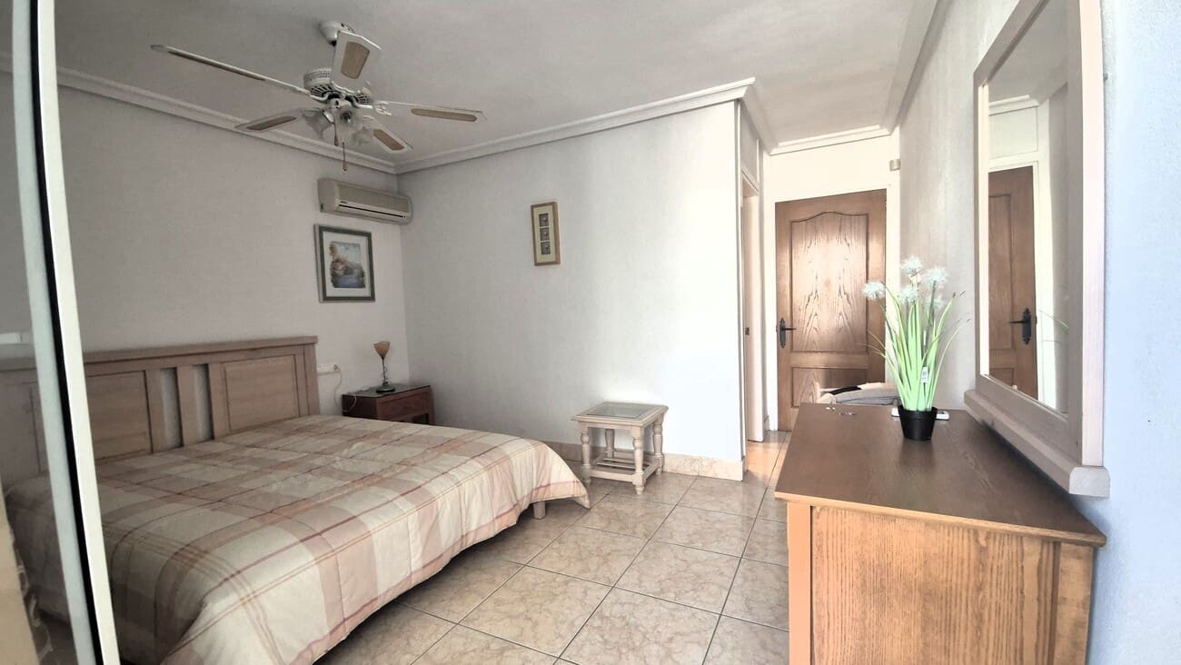 4 soveværelse Villa til salg i Villamartin med swimmingpool garage - € 650.000 (Ref: 9823525)