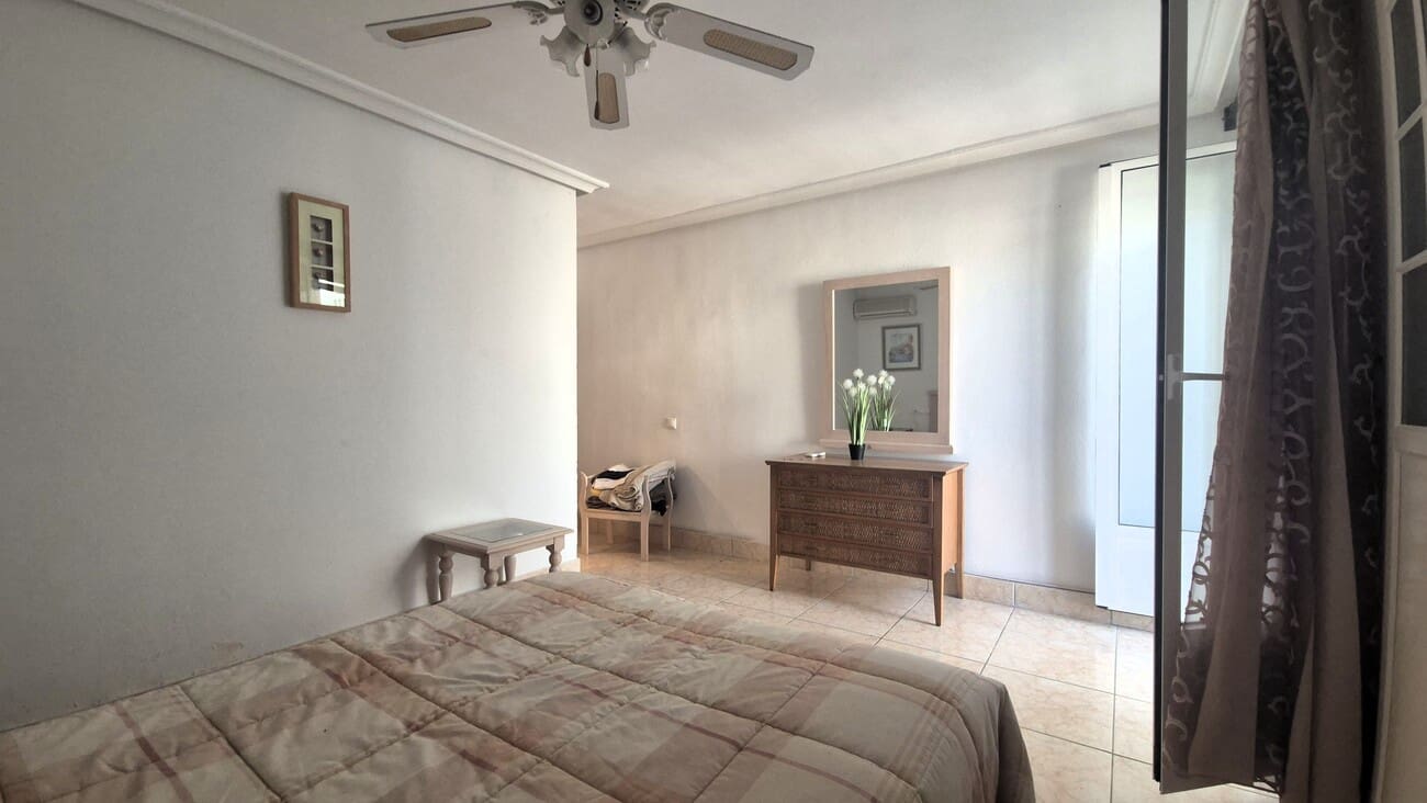 4 soveværelse Villa til salg i Villamartin med swimmingpool garage - € 650.000 (Ref: 9823525)