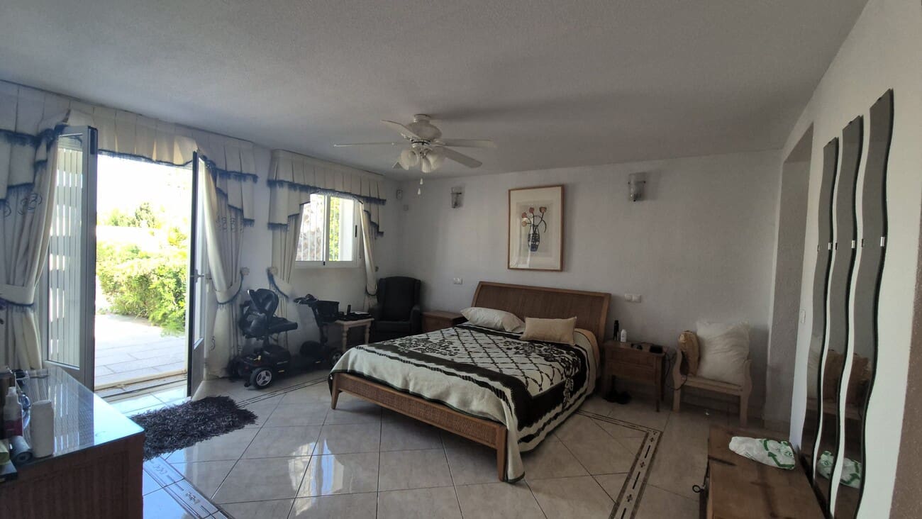 4 soveværelse Villa til salg i Villamartin med swimmingpool garage - € 650.000 (Ref: 9823525)