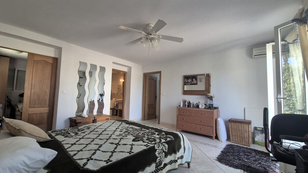 4 soveværelse Villa til salg i Villamartin med swimmingpool garage - € 650.000 (Ref: 9823525)