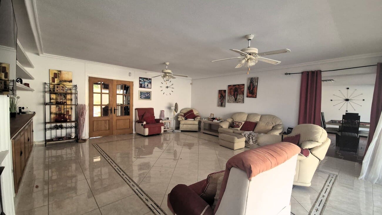4 soveværelse Villa til salg i Villamartin med swimmingpool garage - € 650.000 (Ref: 9823525)