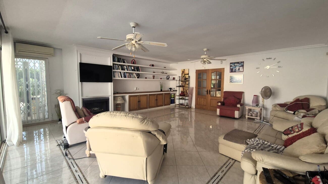 4 soveværelse Villa til salg i Villamartin med swimmingpool garage - € 650.000 (Ref: 9823525)