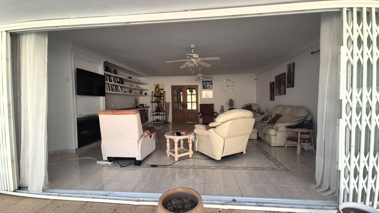 4 soveværelse Villa til salg i Villamartin med swimmingpool garage - € 650.000 (Ref: 9823525)